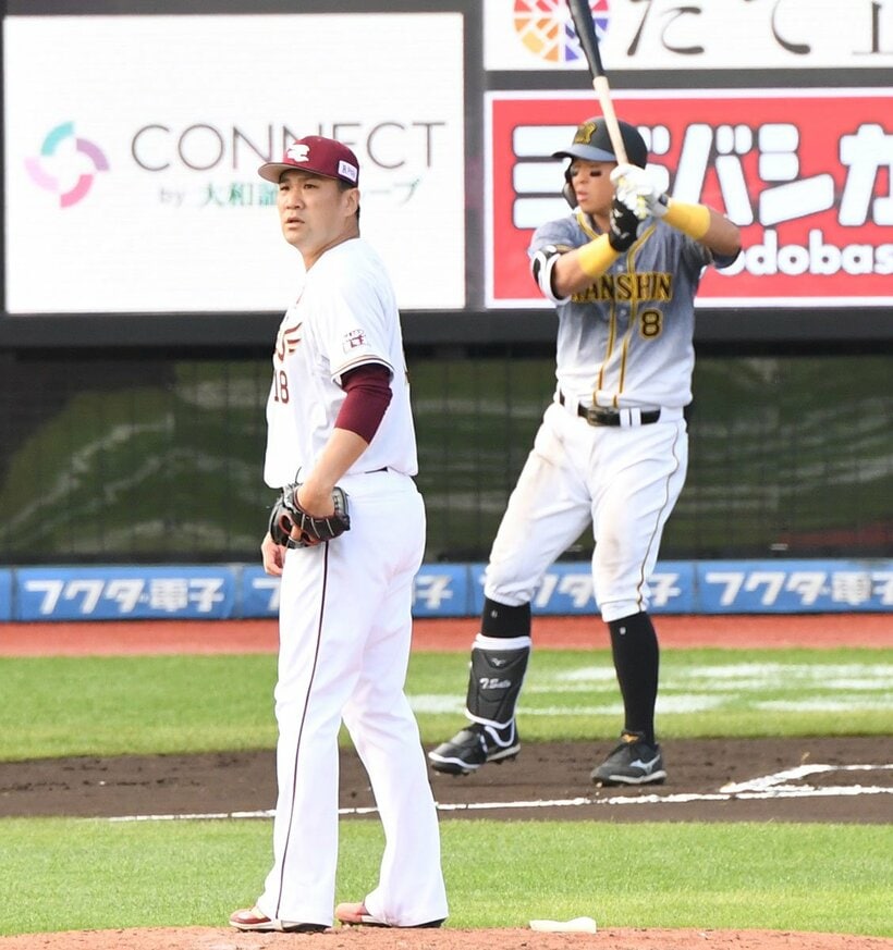  交流戦で「初対決」が実現した楽天・田中将(左)と阪神・佐藤輝