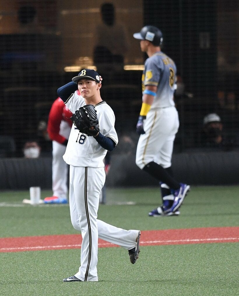  阪神・佐藤輝(奥)から三振を奪ったオリックス・山本