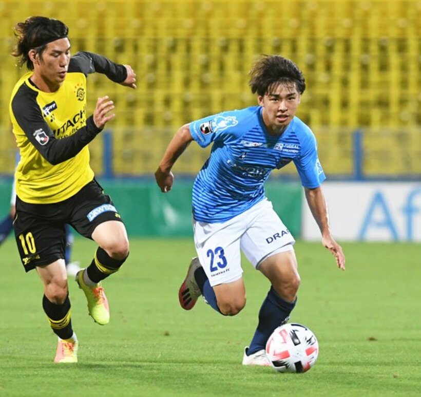  横浜ＦＣの斉藤光毅（右）