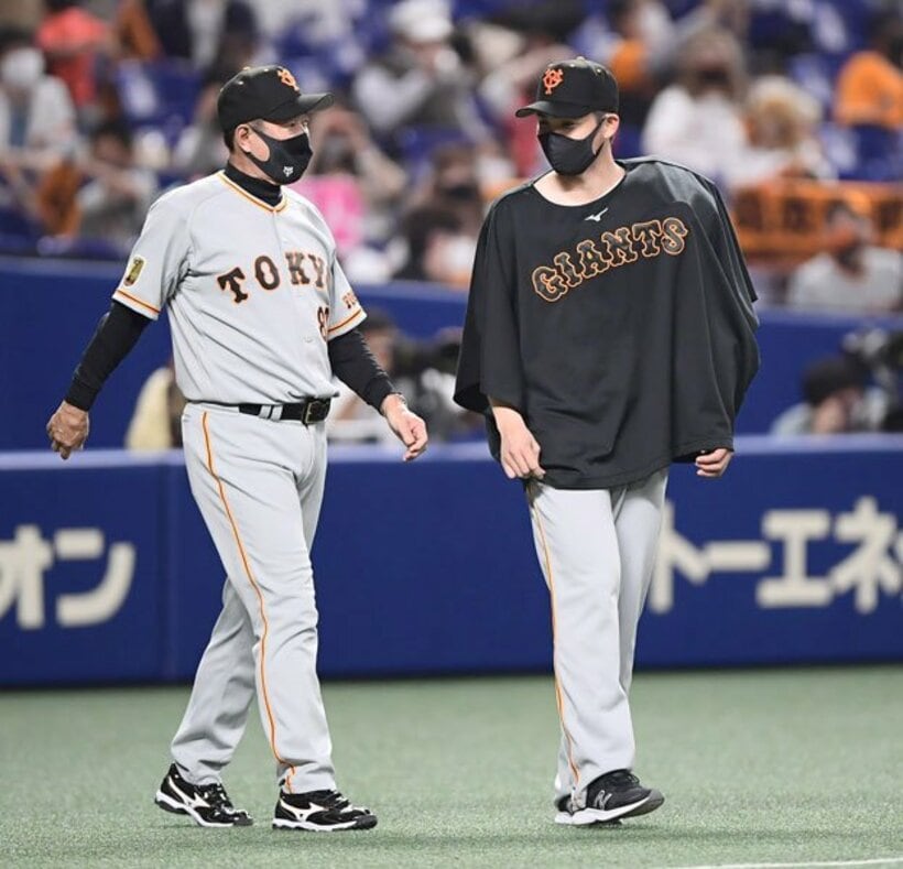  原辰徳監督と話す高橋優貴（右）