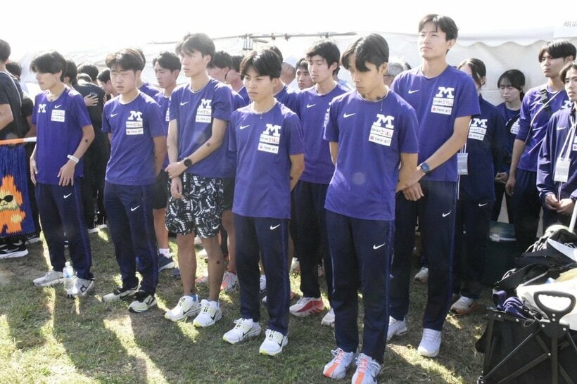 箱根駅伝出場を逃し、肩を落とす明大の選手たち
