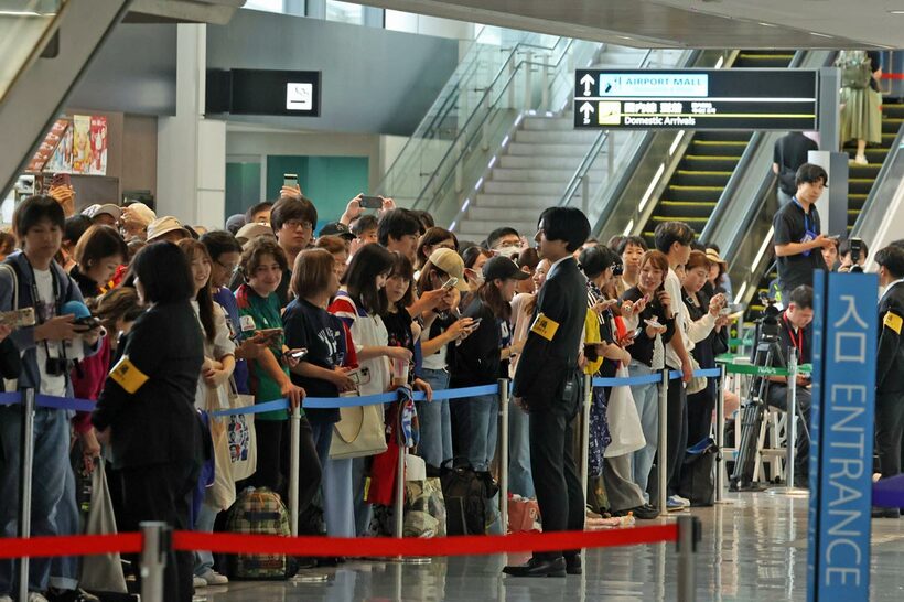 日本代表選手の帰国を待つファンたち