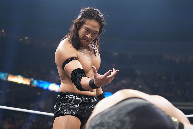 オカダ・カズチカに敗れた竹下幸之介（©All Elite Wrestling）