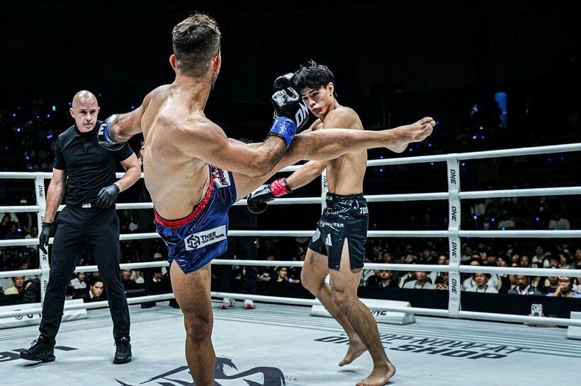 海人(右)にハイキックを連打していくモハメド・シアサラニ（©ONE Championship）
