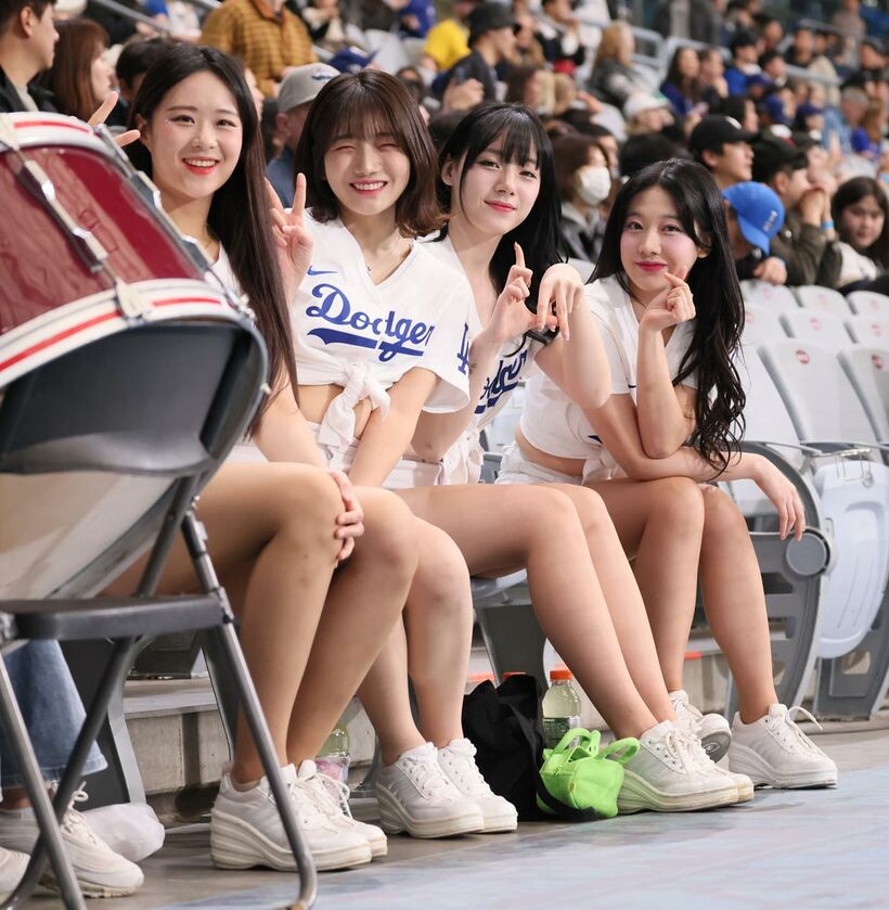 ドジャースを応援するチアリーダーたち
