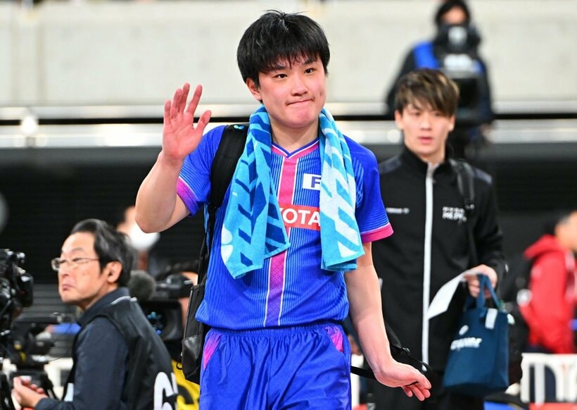 松島輝空に敗れ引き上げる張本智和