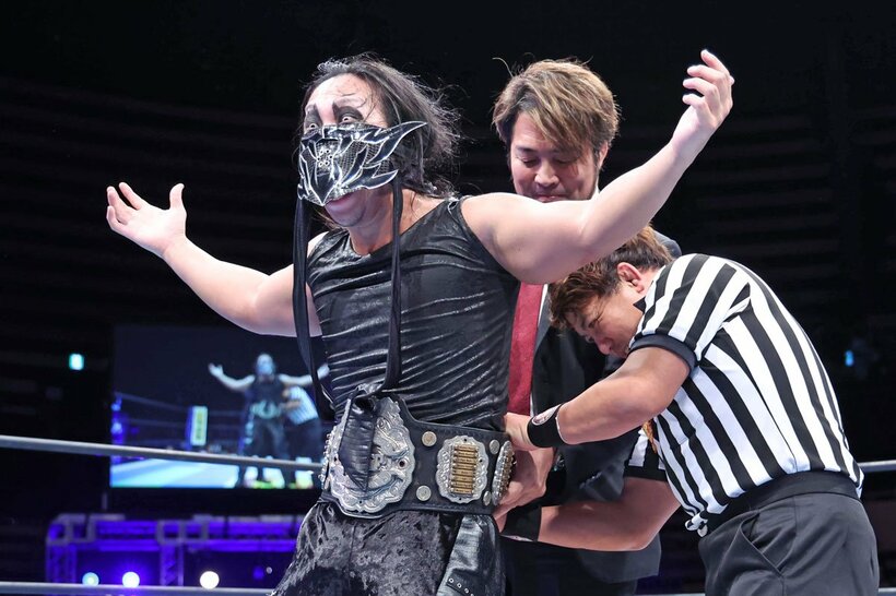 試合後に棚橋弘至社長からベルトを巻いてもらい、ドヤ顔全開のIWGPジュニア王者・DOUKI