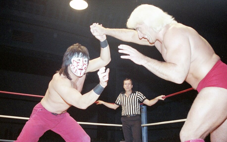 ＮＷＡ世界王者として、挑戦者のグレート・ムタ(左)を迎え撃ったリック・フレアー（１９８９年１１月）