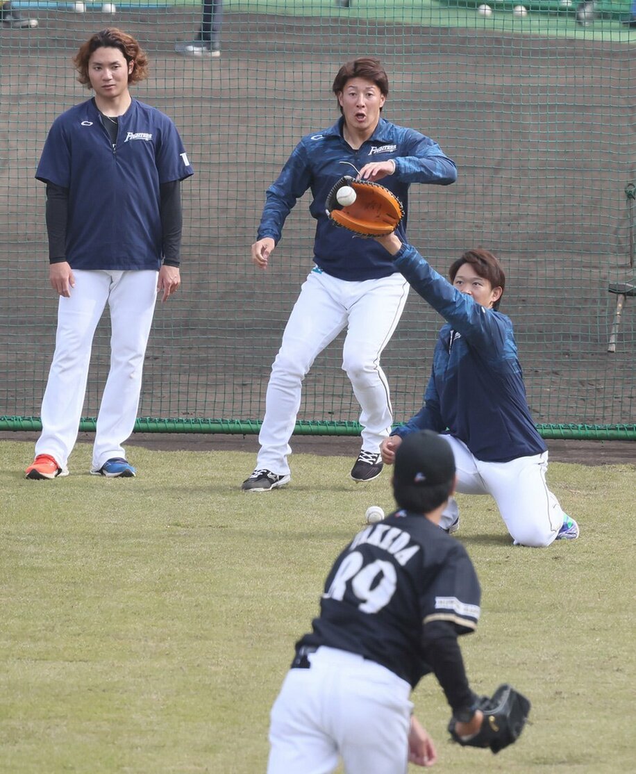  武田勝投手コーチ(手前)の投じる変化球を受ける鈴木健矢。奥左は伊藤大海、中央は吉田輝星（東スポWeb）