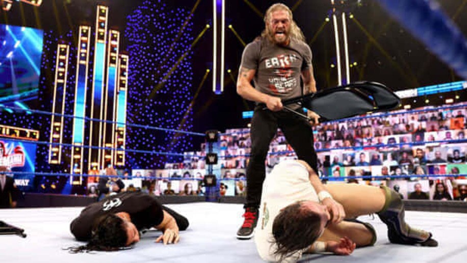  怒るエッジはブライアンとレインズをイスでメッタ打ちにした(©2021 WWE, Inc. All Rights Reserved.)