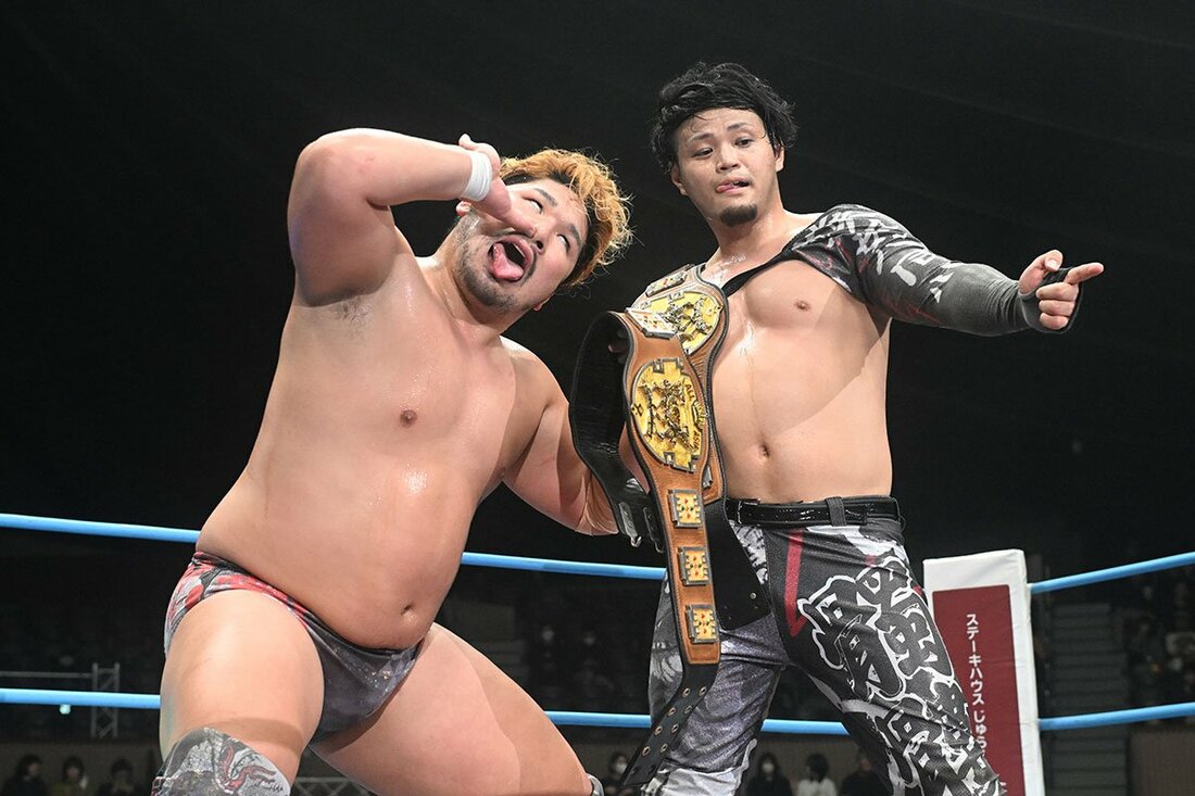 新王者となり、高笑いの加藤良輝(右)とSHIN