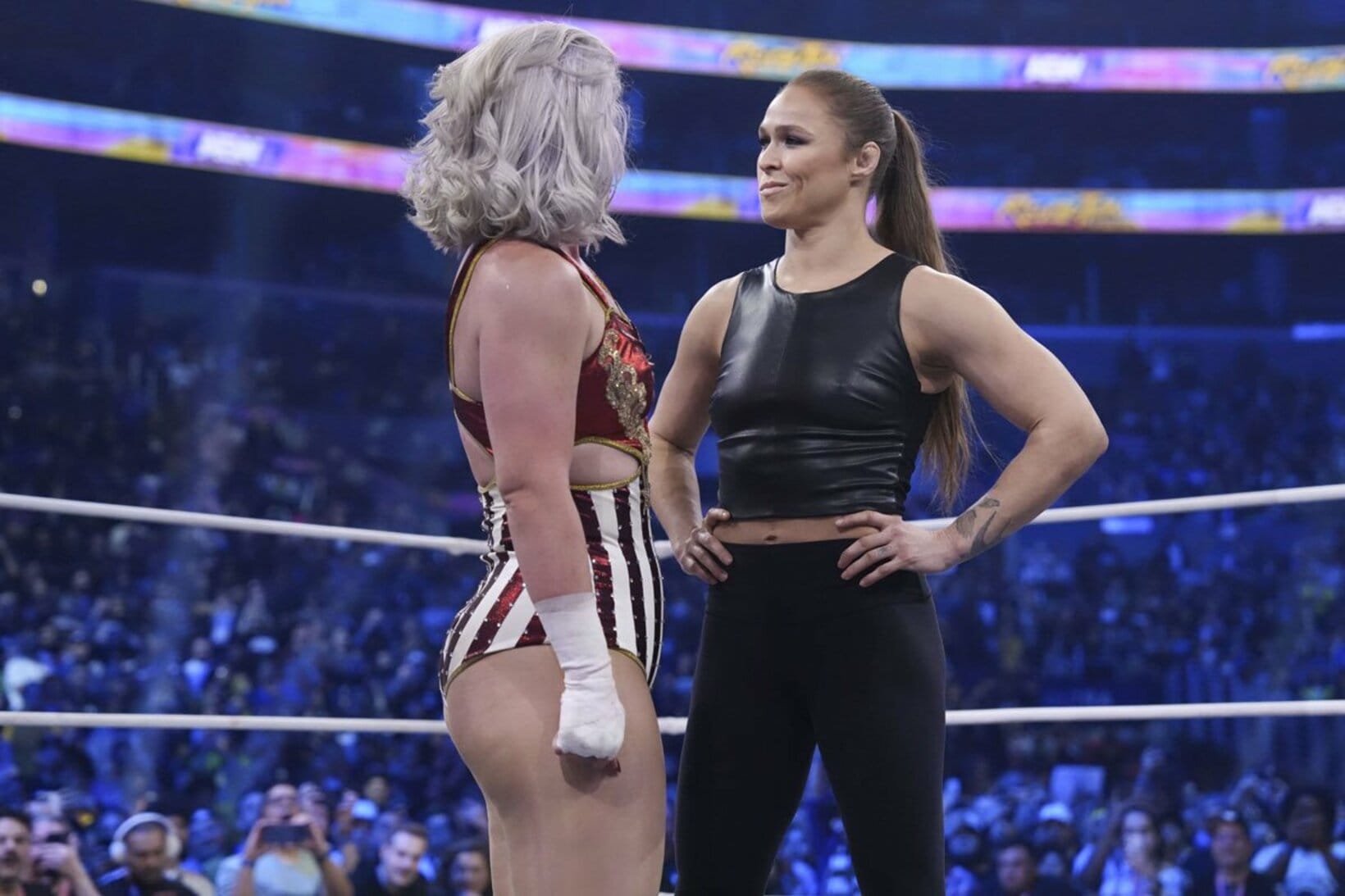 トニー・ストーム（左）と対峙したロンダ・ラウジー　©All Elite Wrestling