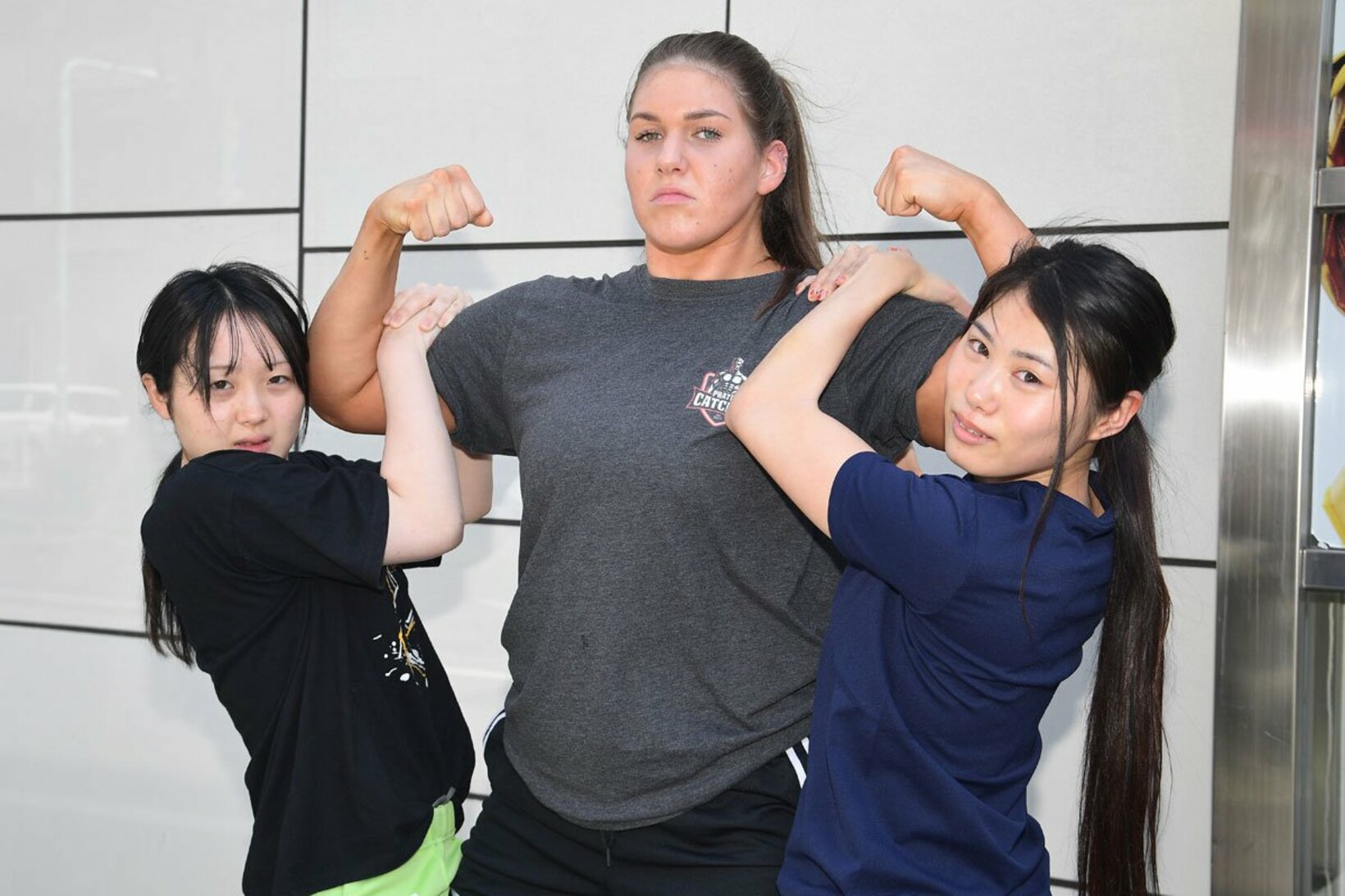 練習生を持ち上げるボジラ