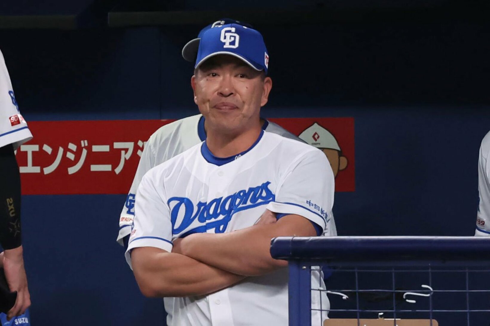 バンド失敗に終わりベンチで渋い表情の井上監督