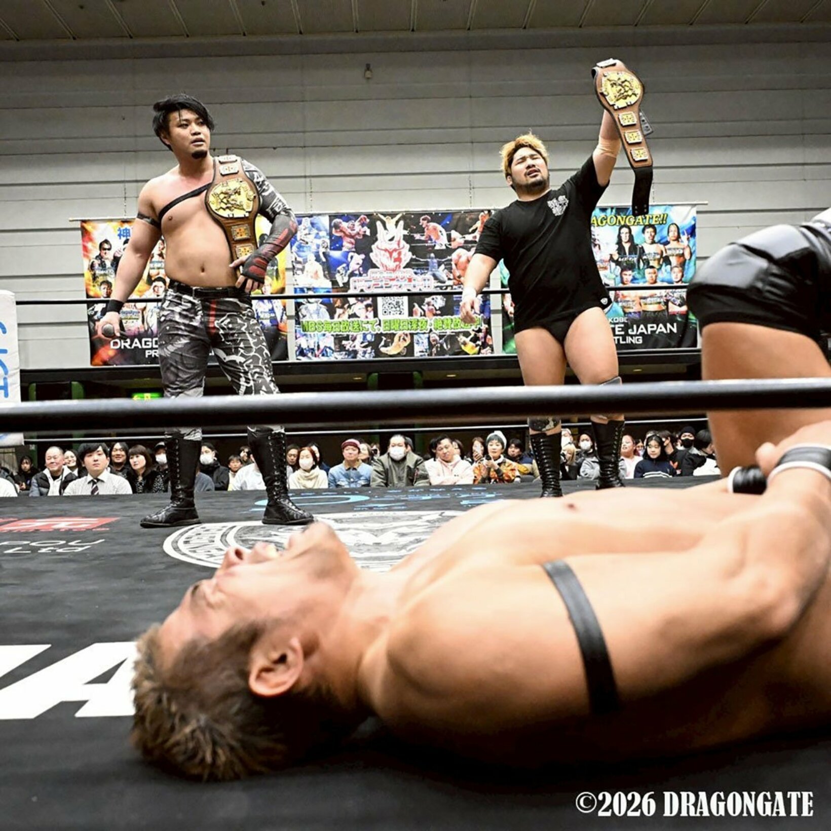 反則負けでも勝ち誇る加藤良輝(左)とISHIN