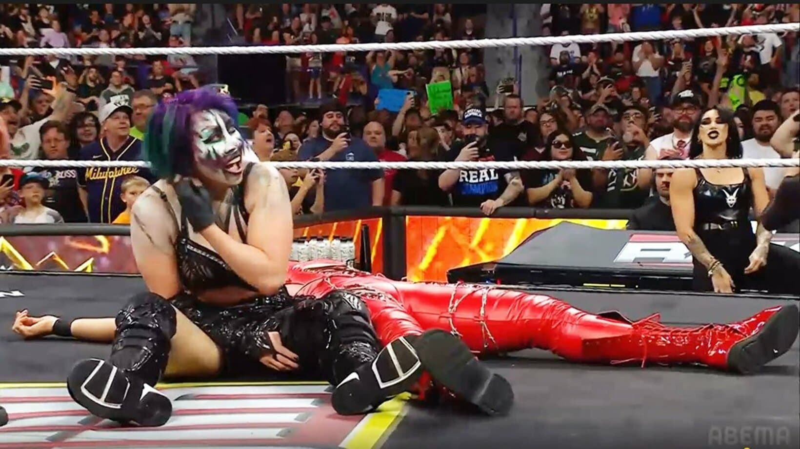 リア・リプリー(右奥)のアシストを受け、ラケル・ロドリゲスをフォールしたアスカ（©AbemaTV, Inc.）