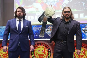ウルフアロン（左）と金色のベルトを掲げるＮＥＶＥＲ無差別級王者・ＥＶＩＬ