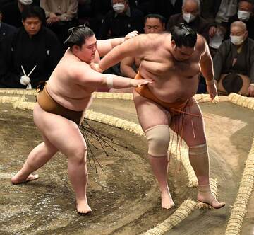  魁聖を押し出し幕内初勝利を挙げた王鵬（東スポWeb）