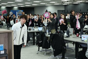 多くの社員に出迎えられた佐藤駿(左)