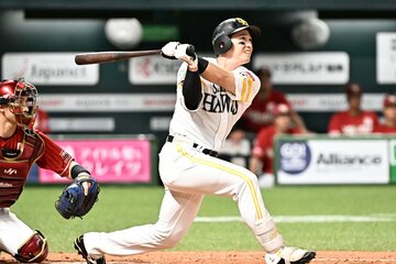 満塁弾を放つ栗原陵矢