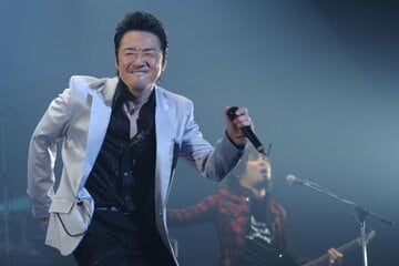 汗だく…ロックなライブを行う大友康平