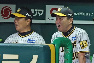 この日はベンチで笑顔も多かった阪神・岡田監督(右)