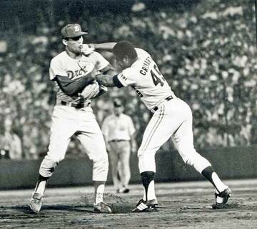  宮下（左）に殴りかかるクロマティ