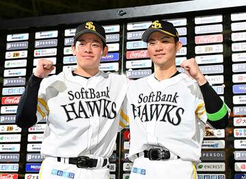 お立ち台でポーズを決めるソフトバンク・鈴木豪太と庄子雄大（右）