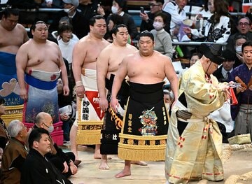 「立佞武多（たちねぷた）」の化粧まわしを披露した尊富士