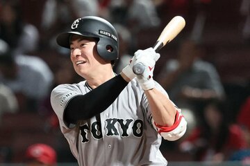 ４回、二塁打を放った巨人・松本剛