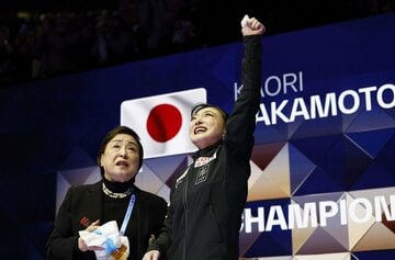 有終の金メダルを決め拳を突き上げた坂本花織（ロイター）