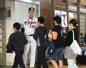  小学生と交流する青柳晃洋(東スポWeb)