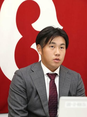  契約更改後、会見に臨んだ堀岡（球団提供）