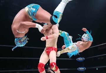 小田嶋を攻めるベインとアレハンドロ