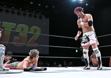 試合後、リンダマン（左）に物申す小峠篤司