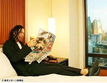  猪木氏が１面の本紙を熟読する中邑