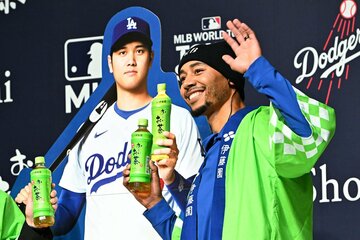 大谷翔平のパネルと並んだムーキー・ベッツ