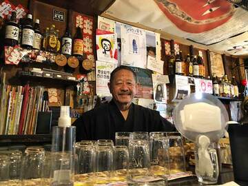  経営するバー「クラクラ」のカウンターに立つ外波山文明氏。ここでさまざまな人たちが言葉を交わし合った