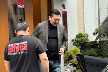 稽古が終わり、車に乗り込む宮城野親方