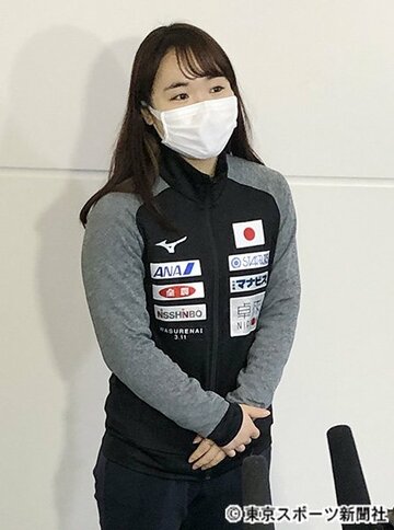  マスクを着用して取材に応じる伊藤