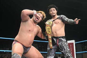 新王者となり、高笑いの加藤良輝(右)とSHIN