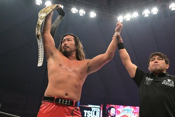 ベルトを手に勝ち誇る辻陽太(左)