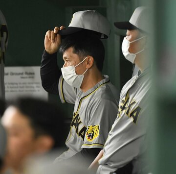  阪神・矢野監督(奥)の胸中は…（東スポWeb）