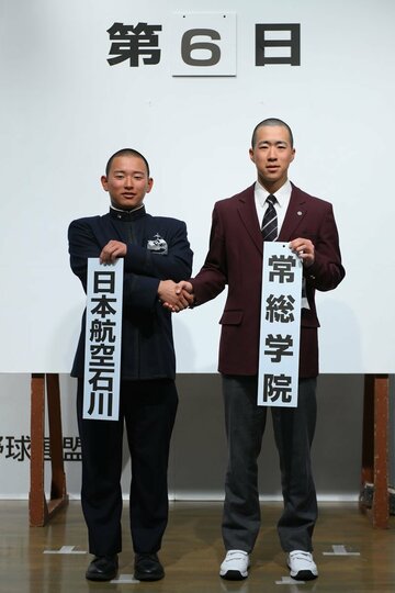 日本航空石川の宝田一慧主将（左）と常総学院の若林佑真主将（代表撮影）