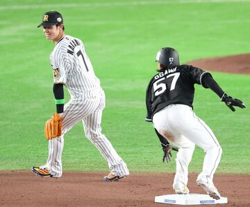 初戦は重圧なく？オールスターを楽しんだ阪神・中野拓夢(左)