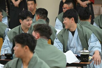 語り合う泉口友汰（左）と岡本和真
