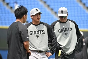 トレーナーらに状態を報告する巨人・石塚裕惺(中)