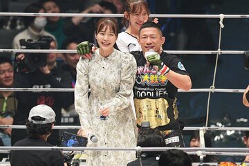快勝後、川村那月(左)にプロポーズした堀口恭司