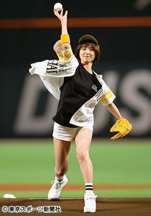 元AKB篠田麻里子が始球式で生脚あらわもノーバン投球ならず | 東スポWEB