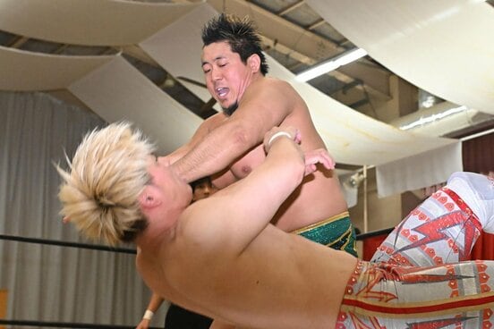 清宮海斗(下)をパワーで圧倒したGHC新王者・稲村愛輝
